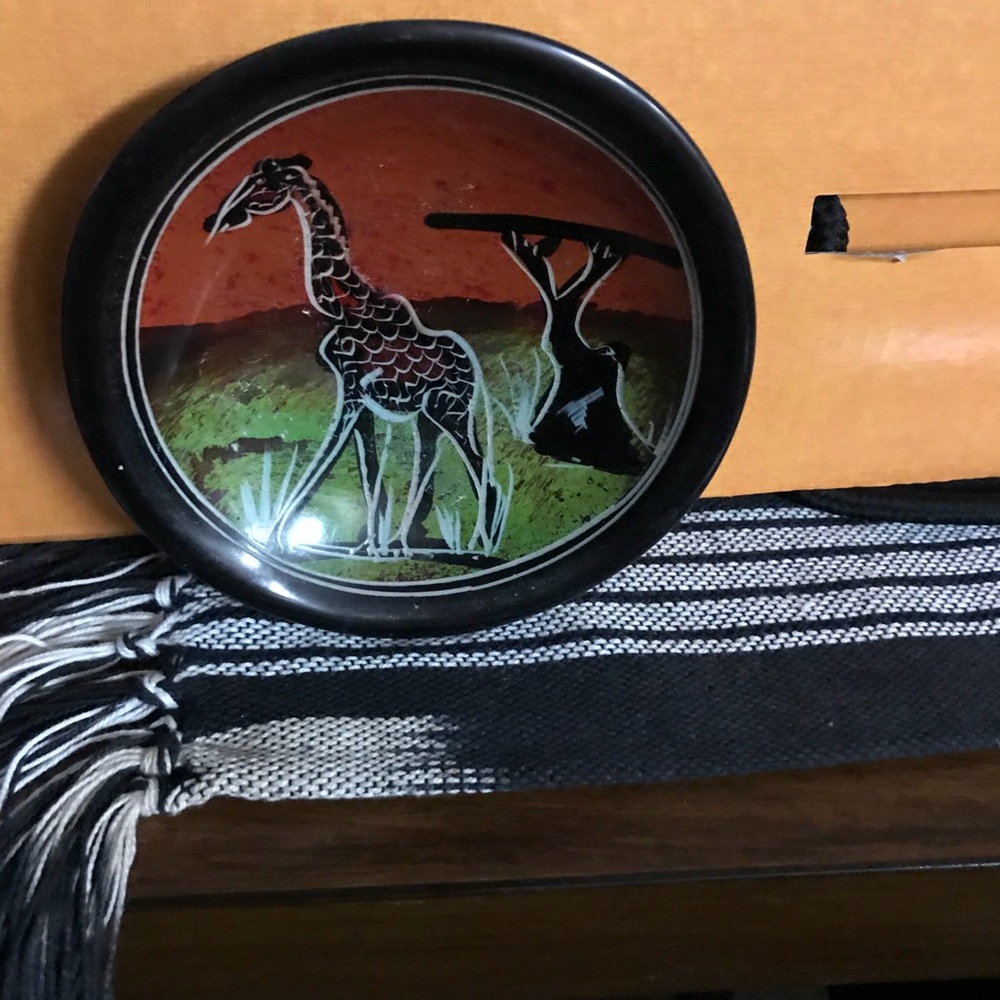 Ceramic Giraffe decorative plate. Small